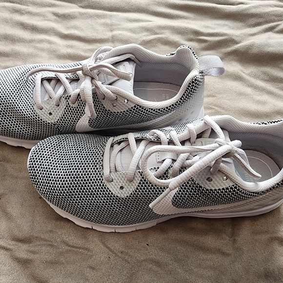 Womens Nike Air Tennis Shoes - Picture 3 of 5